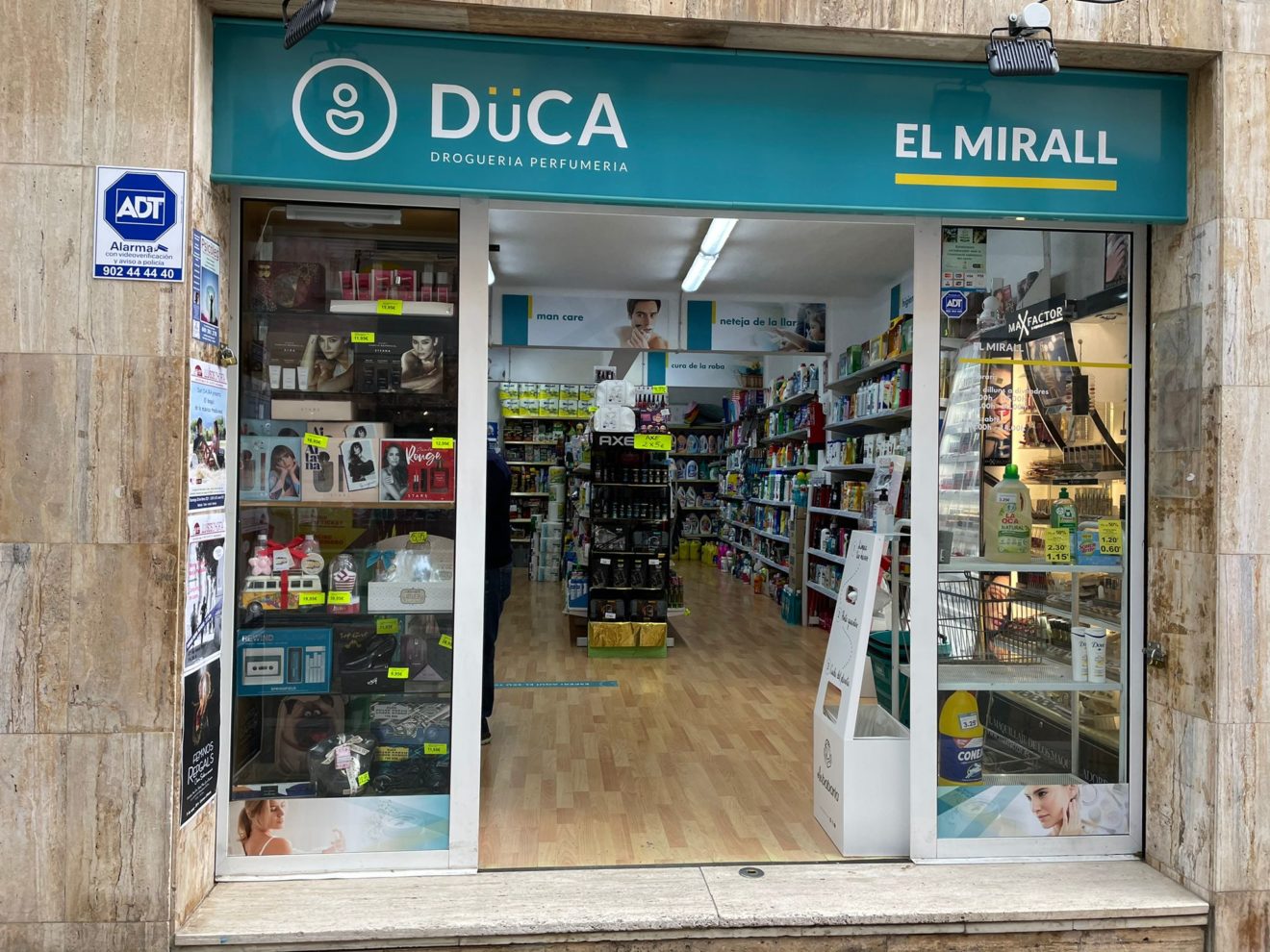 Hero image of El Mirall Drogueria and Perfumeria in Barcelona